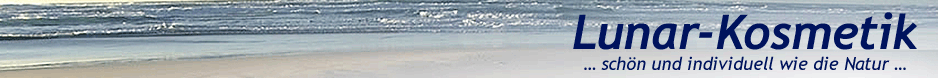 Strand und Meer im Hintergrund mit Lunar-Kosmetik-Logo im Vordergrund